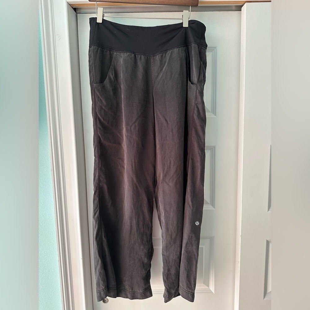 Lululemon Wide Leg Street Dance Pants Gauchos Loose Black Silk Size 8 VERY RARE